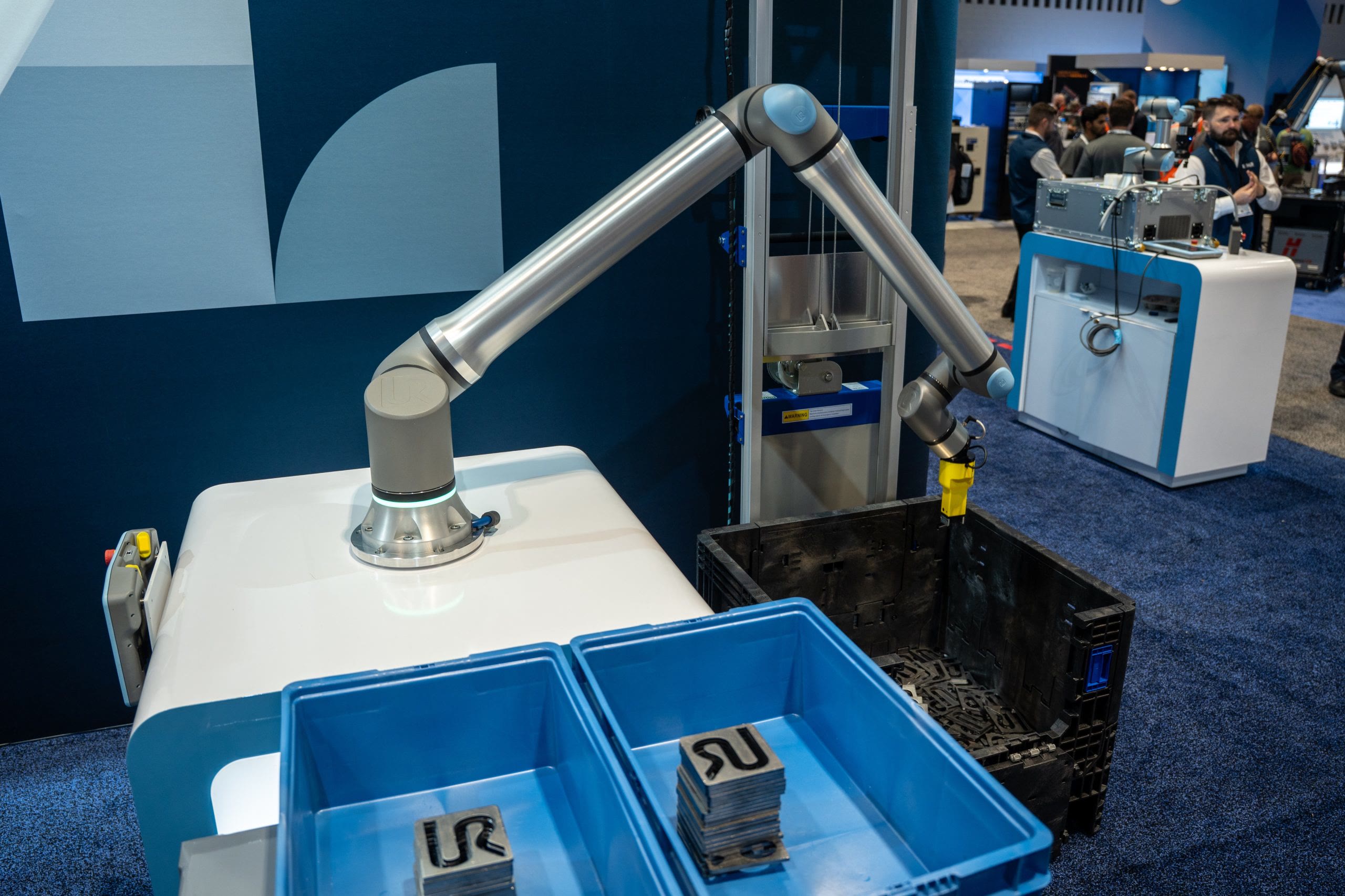 41583 video universal robots unveils new long cobot at fabtech